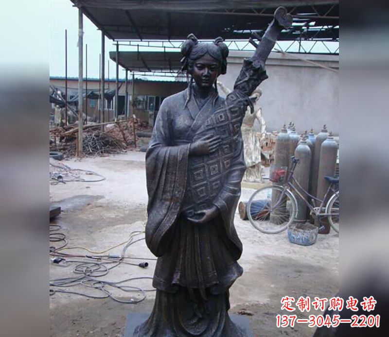 安徽抱乐器女人公园人物雕塑