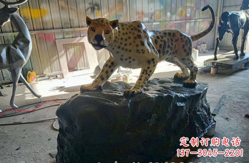 安徽玻璃钢豹子雕塑 (2)