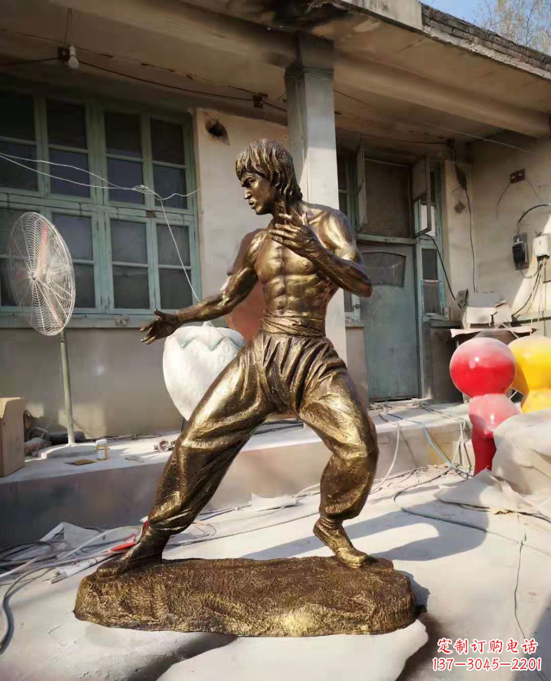 安徽玻璃钢仿铜李小龙雕塑广场电影明星人物雕塑 (4)