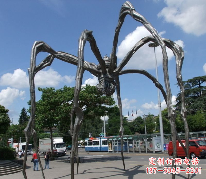 安徽蜘蛛侠雕塑点缀不锈钢的景观