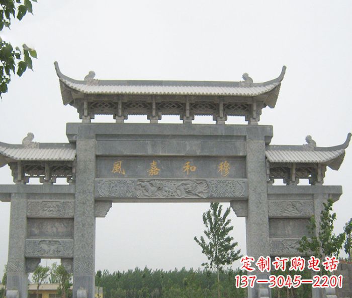 安徽村口三门石雕牌坊