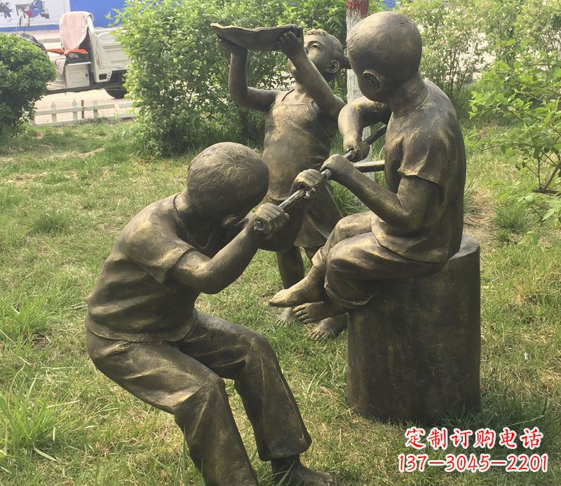 安徽公园玩水的儿童铜雕