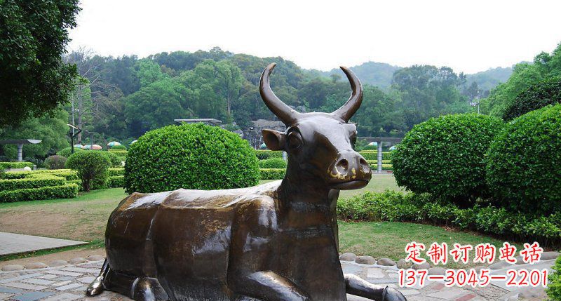 安徽公园卧着的牛动物铜雕 (2)