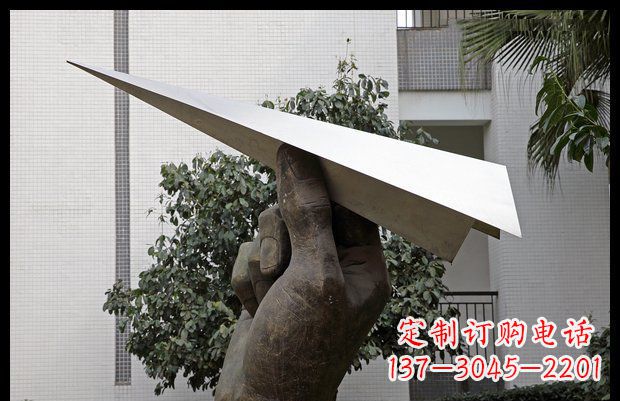 安徽小区不锈钢手拿纸飞机雕塑