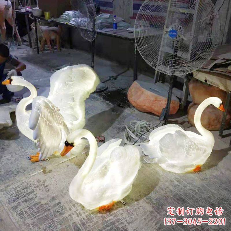 安徽小区园林草坪发光天鹅景观雕塑摆件