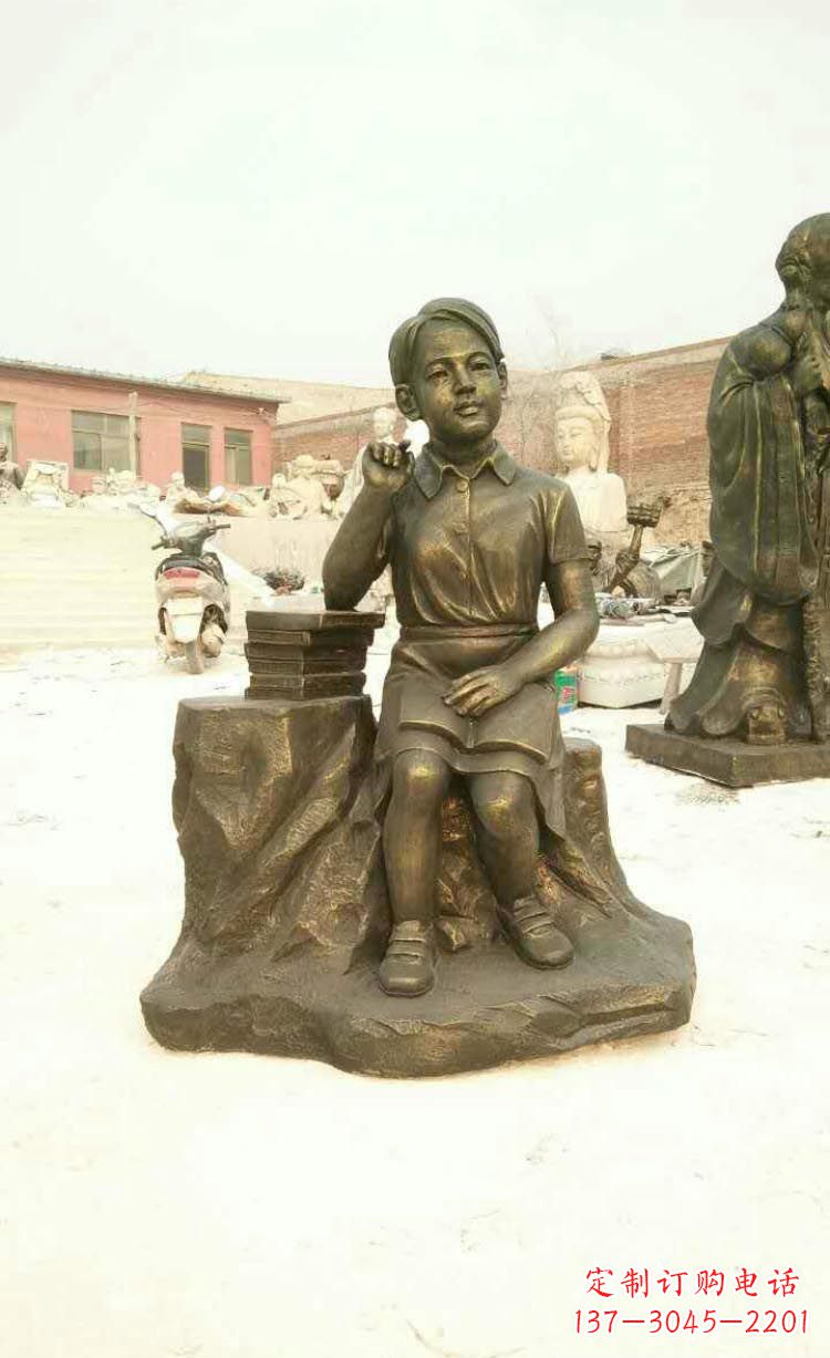 安徽校园看书思考的学生铜雕